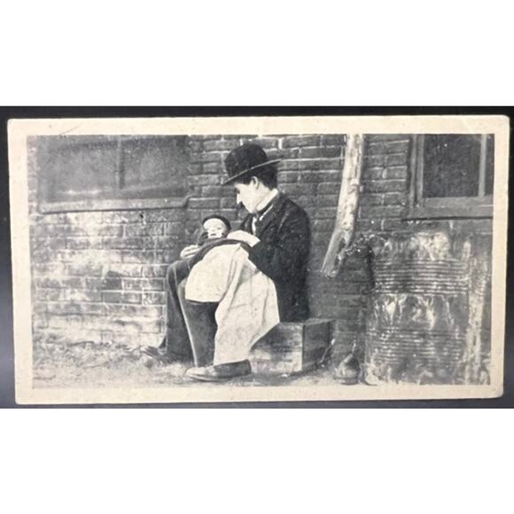 1940 Cinema Cavalcade Charlie Chaplin Cigarette Card The Kid Charles Chaplin - Picture 1 of 3
